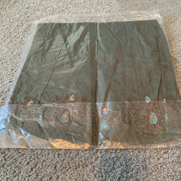 Embroidered pleated skirt - Picture 7 of 8